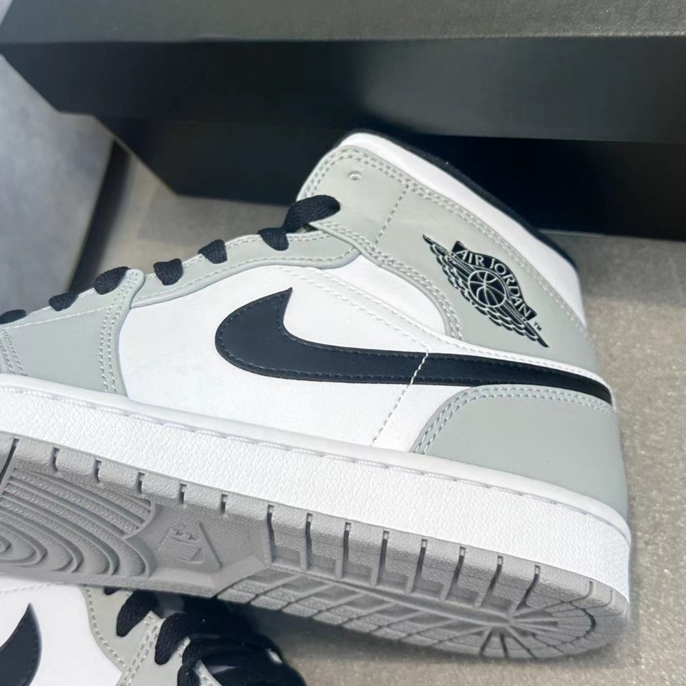 Air Jordan 1  Mid - Picture 5 of 7
